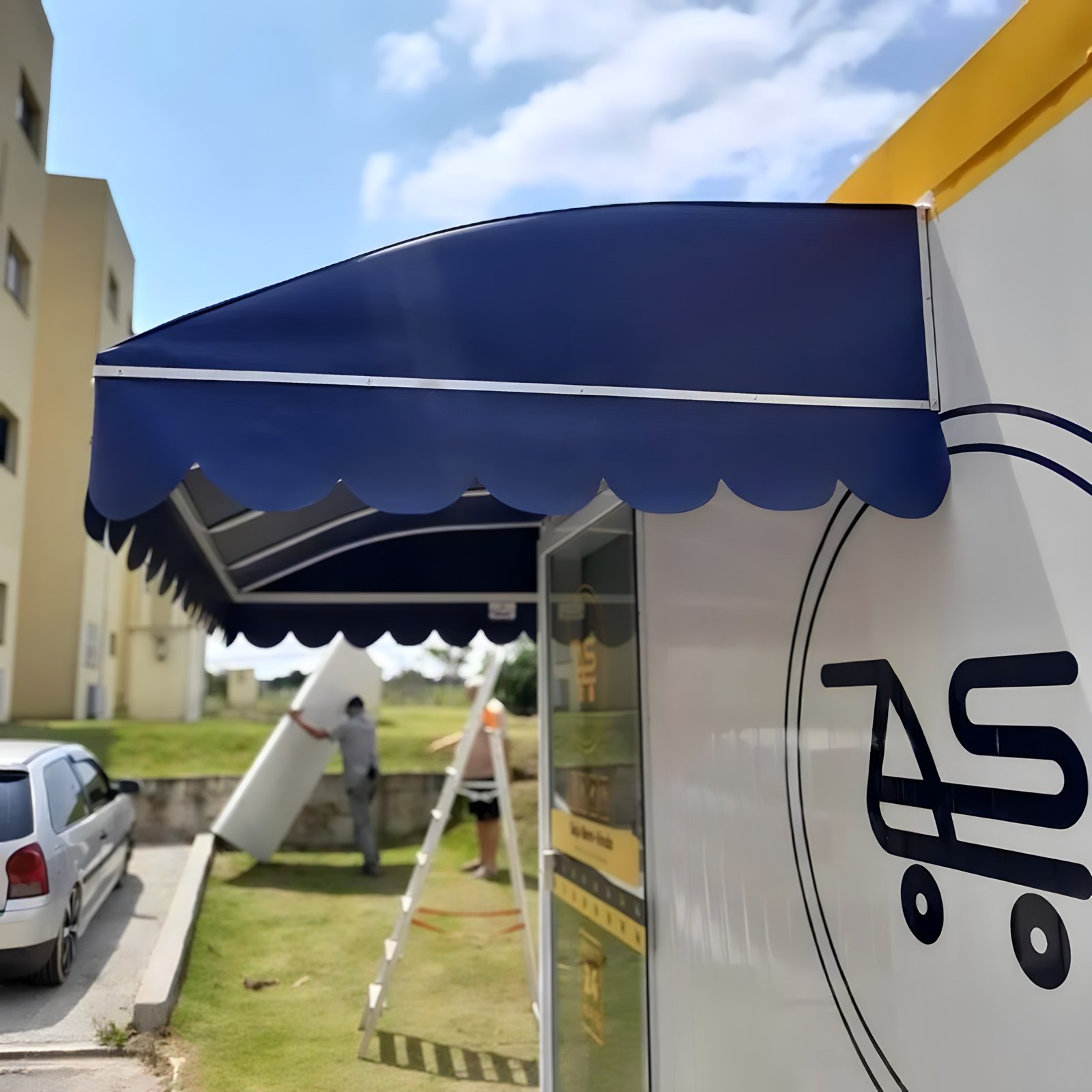 Toldos de lona resistentes, ideais para proteção contra sol e chuva em áreas externas.