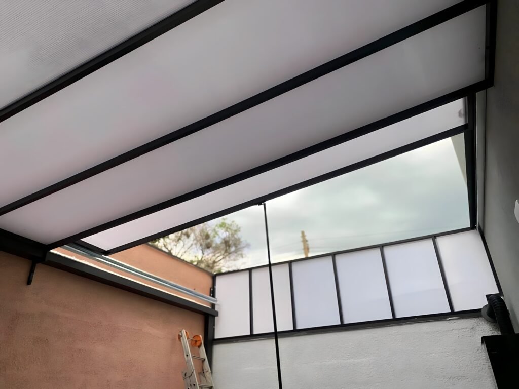 Cobertura retrátil da Prado Toldos, proporcionando flexibilidade e conforto para ambientes externos.