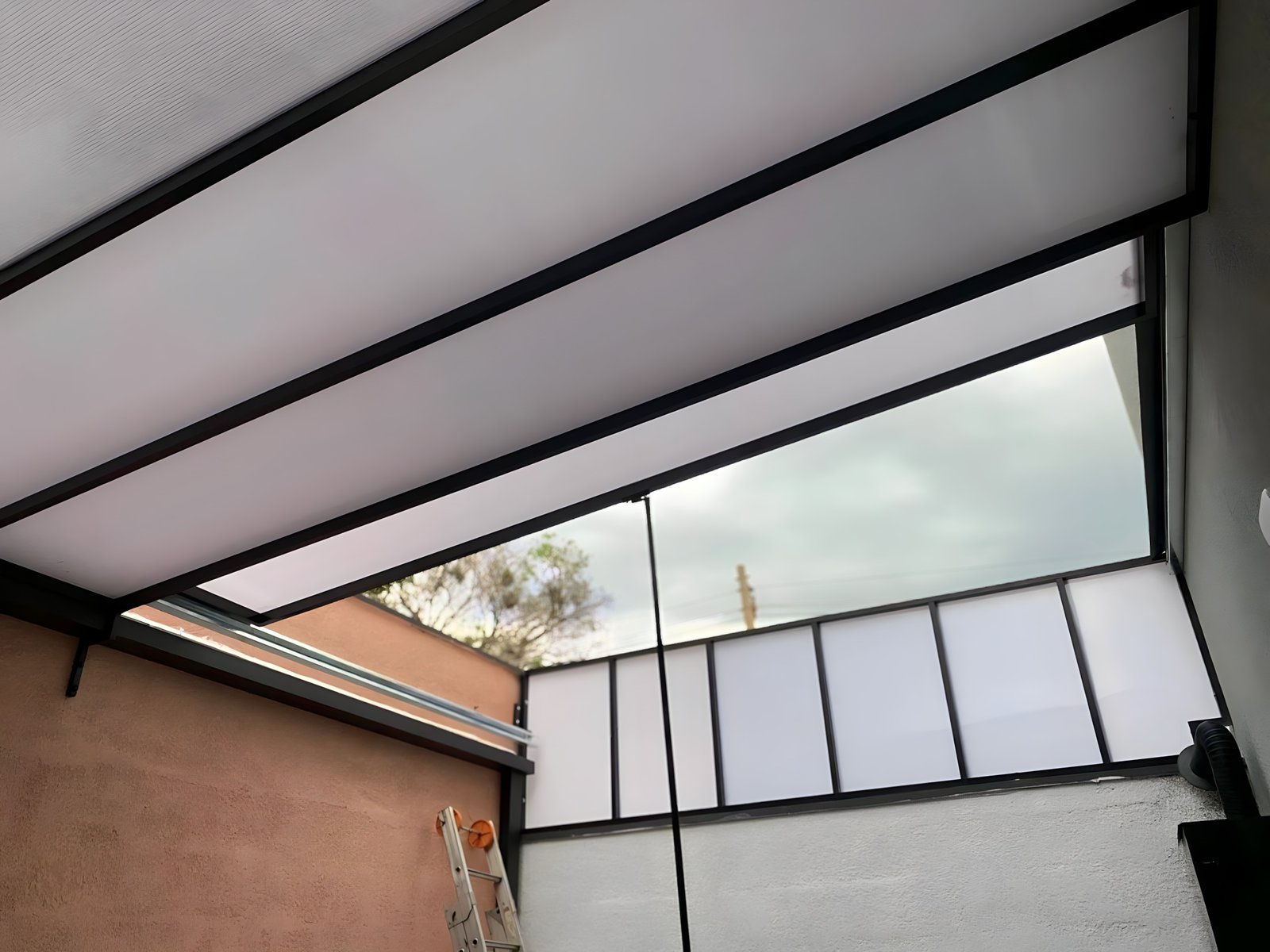 Toldo e cobertura retrátil, versatilidade e proteção ajustável para áreas externas.
