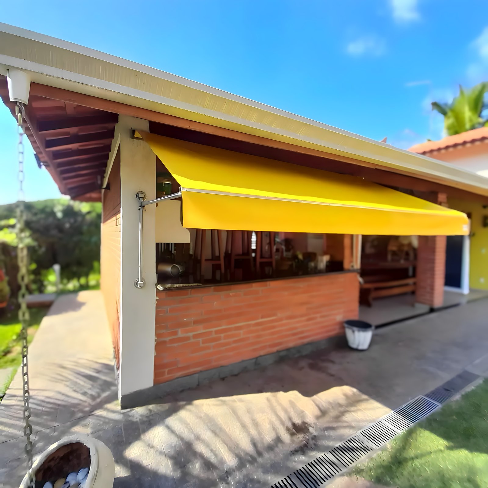 Toldo articulado retrátil, ideal para controle de sombra e proteção contra sol e chuva.