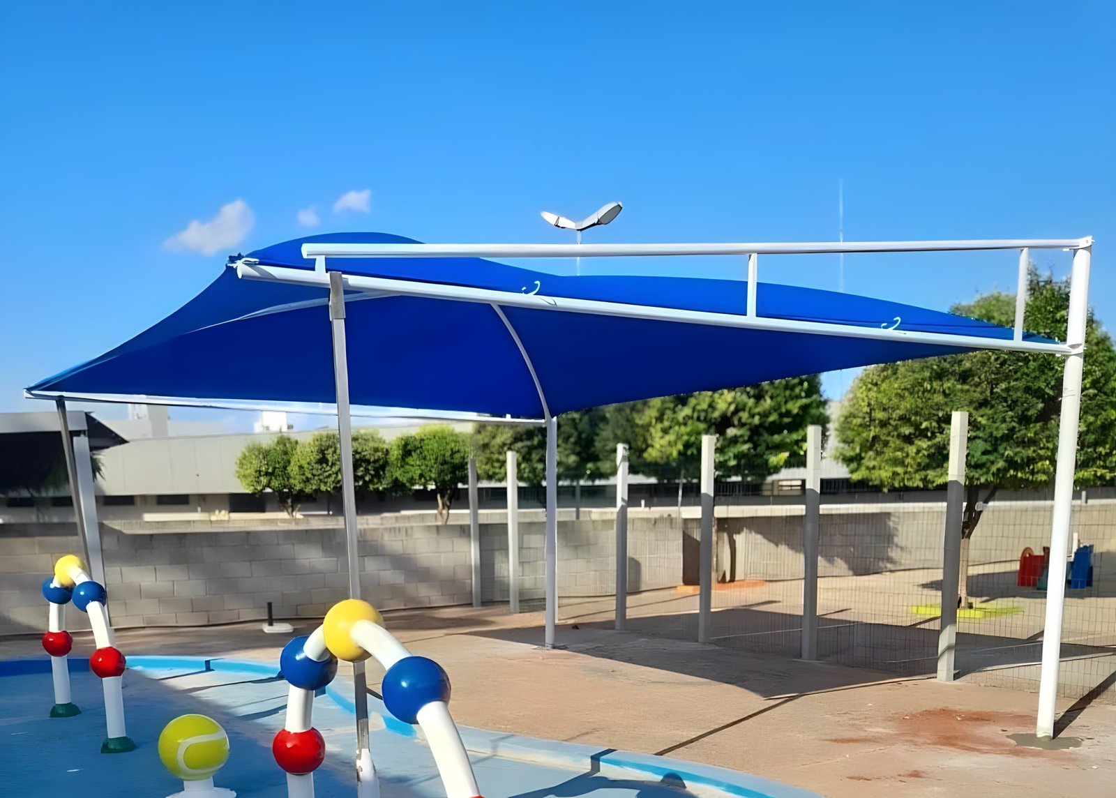 Tela sombrite para sombreamento, proteção contra sol e ventilação controlada.