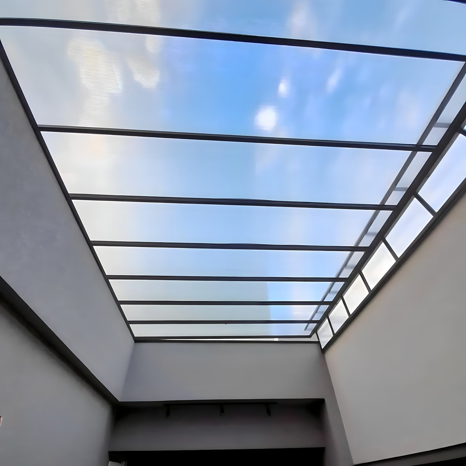 Toldo e cobertura retrátil, versatilidade e proteção ajustável para áreas externas.