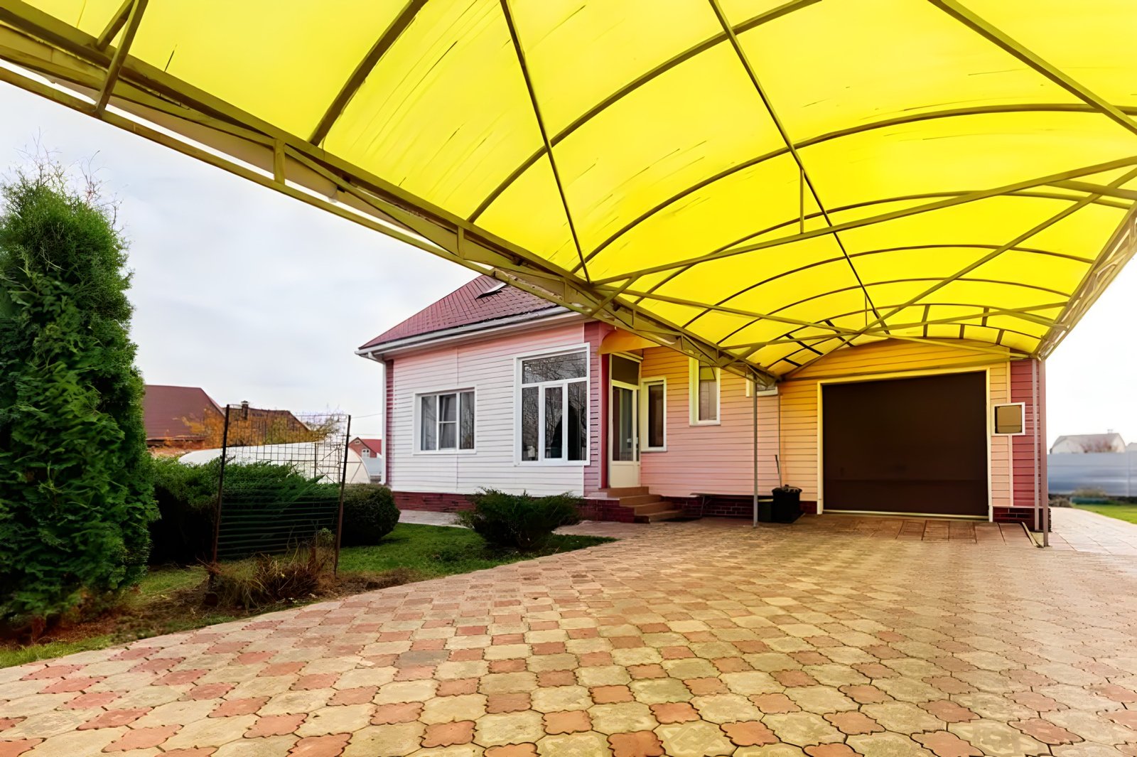Cobertura para garagem moderna e resistente, oferecendo proteção contra sol e chuva.