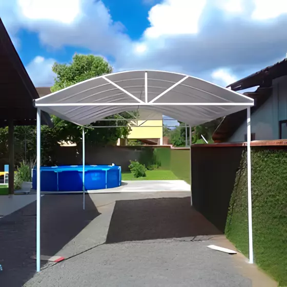 Cobertura de policarbonato da Prado Toldos, unindo sofisticação e proteção com entrada de luz natural.