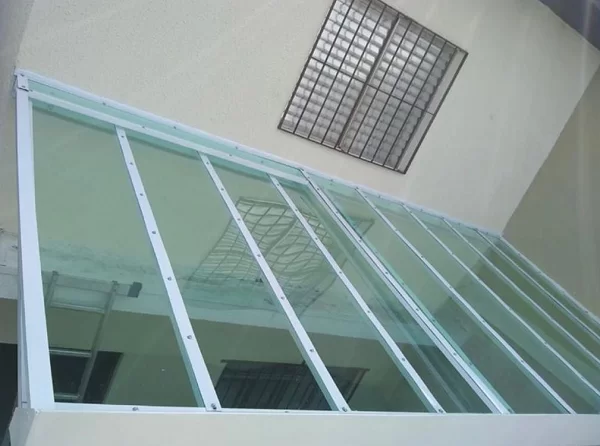 Toldos Barato - Cobertura Retrátil de Policarbonato Compacto: A união perfeita entre resistência e visão panorâmica – Itu